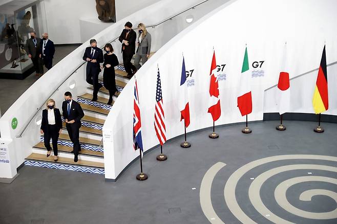 G7 외교장관 (리버풀[영국] 로이터=연합뉴스) G7 외교장관들이 11일(현지시간) 외교·개발장관회의에서 기념사진을 찍기 위해 이동하고 있다.2021.12.11 photo@yna.co.kr