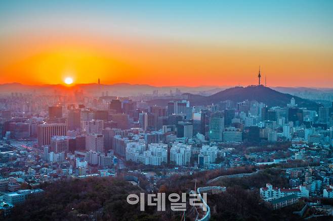 인왕산 범바위에서 바라본 일출, 정상에 올라가지 않고 범바위에서도 서울의 도심과 어우러진 멋진 일출 감상이 가능하다.