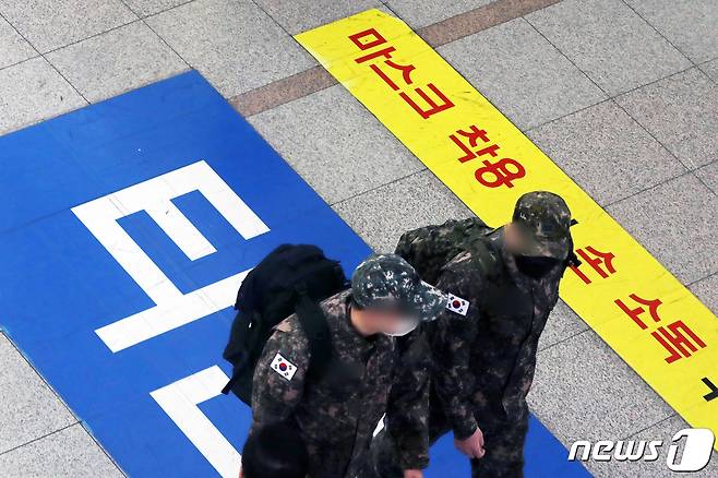 6일 서울역 대합실에서 군인들이 발걸음을 옮기고 있다. 2021.12.6/뉴스1 © News1 황기선 기자