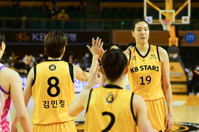 여자프로농구 청주 KB스타즈의 박지수(오른쪽)와 김민정. (WKBL 제공) © 뉴스1