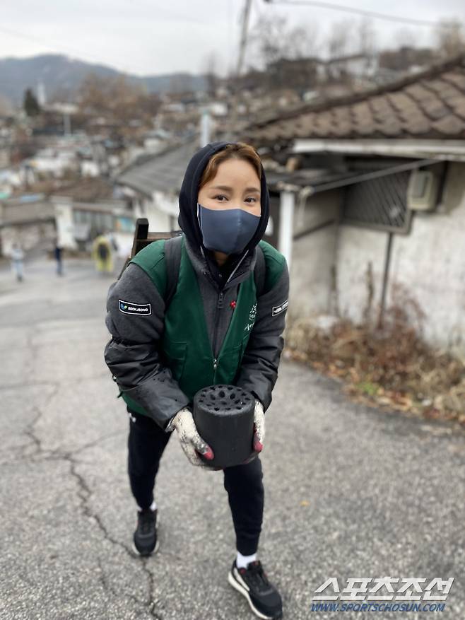 남현희 석정마크써밋스포츠단 펜싱팀 감독이 선수단을 이끌고 10일 서울 노원구 중계동 백사마을 연탄나눔 봉사에 동참했다. 사진제공=석정마크써밋스포츠단