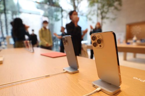애플 ‘아이폰13’ 시리즈가 국내에 정식 출시된 8일 서울 강남구 애플스토어 가로수길점에서 시민들이 제품을 구매하기 위해 입장하고 있다.
