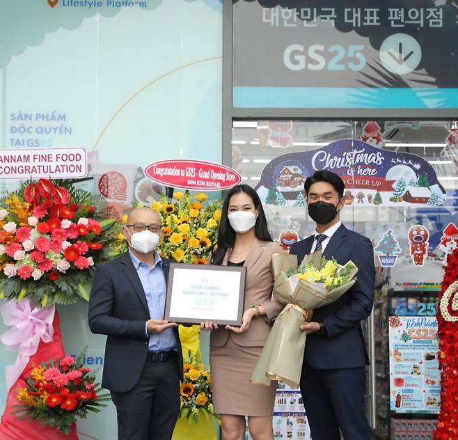 12일 GS25가 국내 편의점 업계 최초로 베트남 현지에서 일반인이 운영하는 가맹점을 열었다.