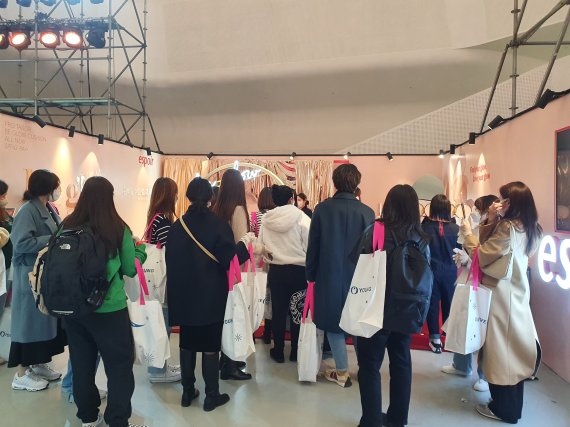 10일 '올리브영 어워즈&페스타'를 찾은 방문객들이 에스쁘아 부스에서 제품을 살펴보고 있다. (사진=이정은 기자)