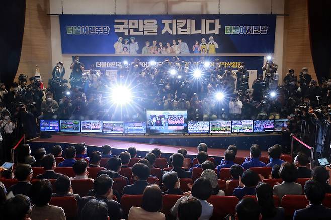21대 국회의원선거가 종료된 2020년 4월15일 오후 서울 여의도 국회 의원회관에 마련된 더불어민주당-시민당 개표상황실에서 관계자들이 방송사 출구조사 발표를 지켜보고 있다. 공동취재사진