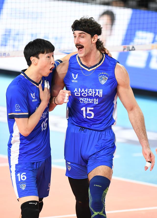 삼성화재 정성규(왼쪽)와 러셀이 12일 대전 충무체육관에서 열린 2021~22 V리그 한국전력과 경기에서 득점한 뒤 기뻐하고 있다. KOVO 제공