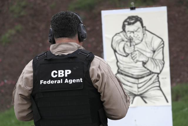 미국 국토안보부 산하 관세국경보호청(CBP) 요원이 2018년 2월 22일 미국 텍사스주의 한 사격장에서 목표물을 향해 사격준비를 하고 있다. 텍사스=AFP 연합뉴스
