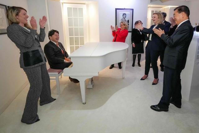 정의용(오른쪽) 외교부 장관이 영국 리버풀 비틀스 스토리 뮤지엄에서 피아노 연주를 마친 하야시 요시마사 일본 외무상을 향해 박수를 치고 있다. 리버풀=AFP 연합뉴스
