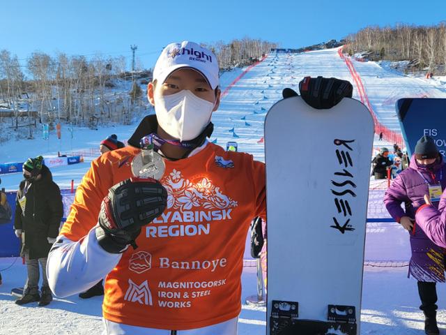 이상호가 12일 러시아 반노예에서 열린 2021-2022 FIS 스노보드 월드컵 알파인 남자 평행 회전에서 은메달을 획득한 후 메달을 들어보이고 있다. 대한스키협회 제공