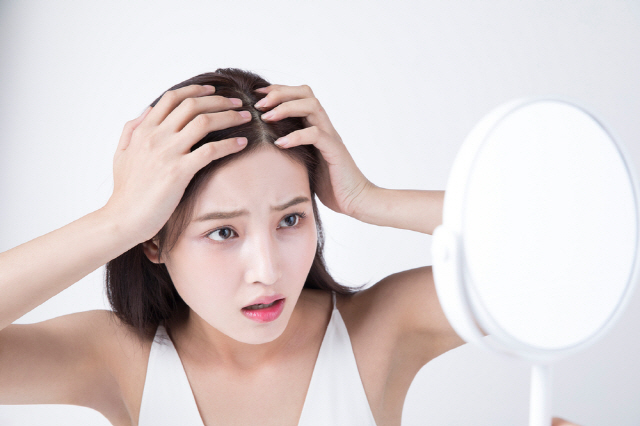 쉽게 피로하거나, 머리카락이 평소보다 많이 빠지는 등의 증상이 있다면 활성산소가 과다한 게 원인일 수 있다./클립아트코리아