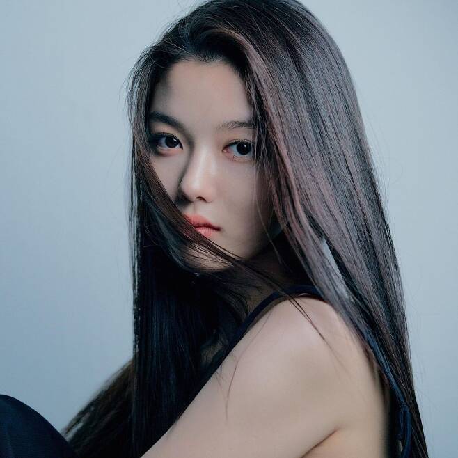 Actor Kim Yoo-jung showed off his perfect visuals and focused on netizens.On the 11th, Kim Yoo-jung posted several photos with the article 2021 through his personal instagram.Kim Yoo-jung, who was in the public photo, took a picture, especially his distinctive features, which attracted the viewers admiration.The netizens who saw this were various reactions such as Wow ... it is so beautiful, It is so beautiful and Queen Yujeong.iMBC  Photo Source Kim Yoo-jung Instagram