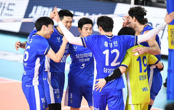삼성화재 선수들이 12일 열린 한국전력과 홈 경기에서 공격 득점을 올린 뒤 환호하고 있다. [사진=한국배구연맹(KOVO)]