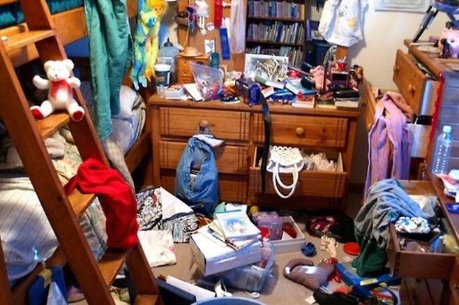 영국에서 ‘가장 지저분한 아이 방’ 콘테스트에서 1위를 차지한 에밀리의 방. [트위터 캡처]