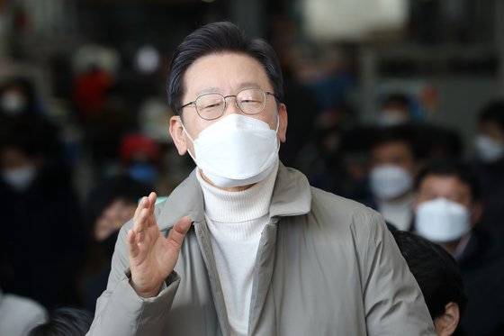 이재명 더불어민주당 대선 후보가 12일 오전 경북 예천군 예천읍 상설시장을 찾아 한 음식점 앞에서 배추전 가격을 묻고 있다. 뉴스1