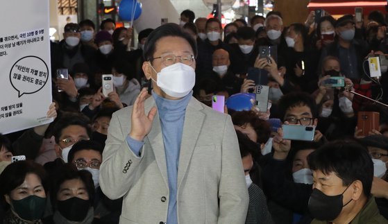 더불어민주당 이재명 대선 후보가 지난 10일 오후 대구시 동성로를 찾아 연설하고 있다. 연합뉴스