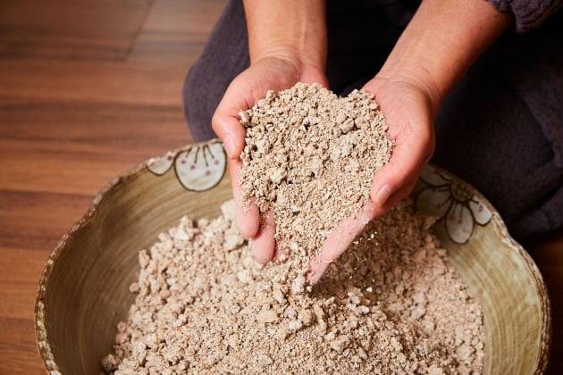 전통 누룩으로 빚은 지란지교는 단맛, 신맛, 쓴맛에 더해 떫은 맛과 향까지 오감을 자극한다.