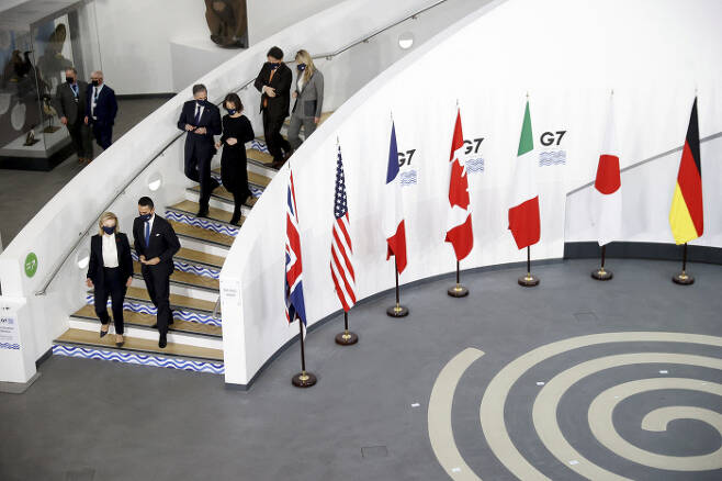 영국 리버풀 비틀스 스토리 뮤지엄에서 열리고 있는  G7 외교·개발장관 회담에 참석중인 각국 장관들이 11일  행사장으로 이동하면서 담소를 나누고 있다. 리버풀/AP연합뉴스