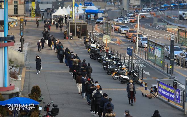 코로나 19 확진자가 급격히 늘어나는 상황에서 일요일인 12일 오전 서울역 선별진료소에 시민들이 검사를 받기위해 길게 줄을 서있다./우철훈 선임기자