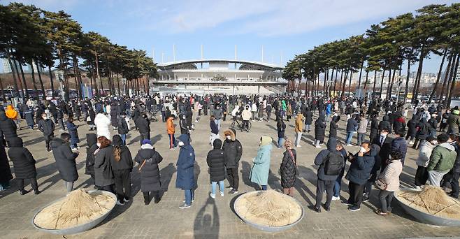 12일 오후 서울 마포구 월드컵공원 평화광장에 마련된 임시선별검사소 앞이 검사를 기다리는 시민들로 붐비고 있다. 연합뉴스