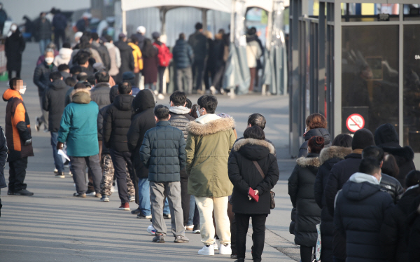 12일 오전 서울역 광장에 마련된 임시선별검사소를 찾은 시민들이 검사 순서를 기다리며 줄 서 있다. [사진 출처 = 연합뉴스]