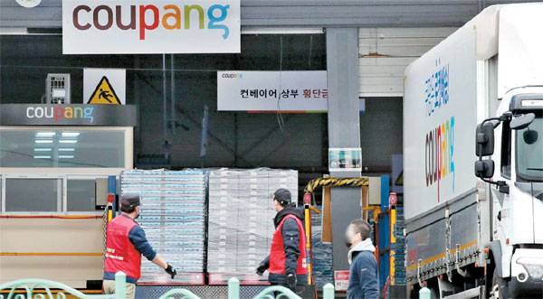 12일 서울 양재동에 위치한 쿠팡물류센터에서 작업자들이 택배 물량을 점검하며 분주히 이동하고 있다.  [김호영 기자]