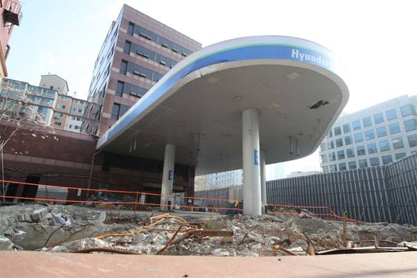 서울 강남구 삼성동 오천주유소가 철거되고 있다. 주유소가 철거된 용지는 새 용도로 개발될 것으로 알려졌다. [한주형 기자]