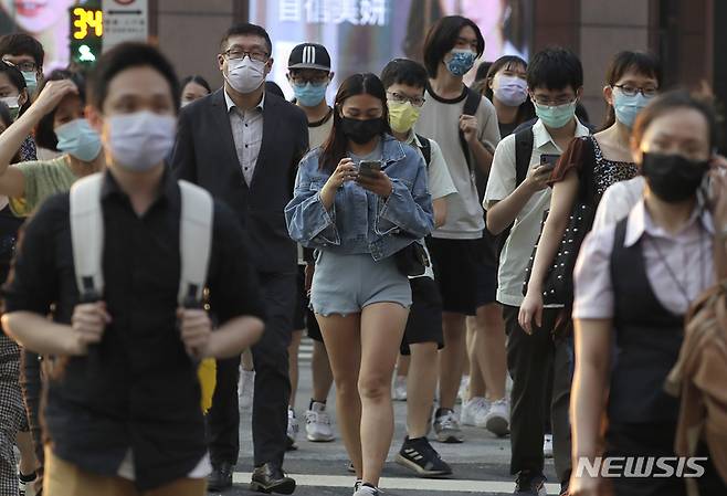 [타이베이=AP/뉴시스] 대만 수도 타이베이에서 시민들이 코로나19 예방을 위해 마스크를 착용한 채 거리를 활보하고 있다. 2021.12.12