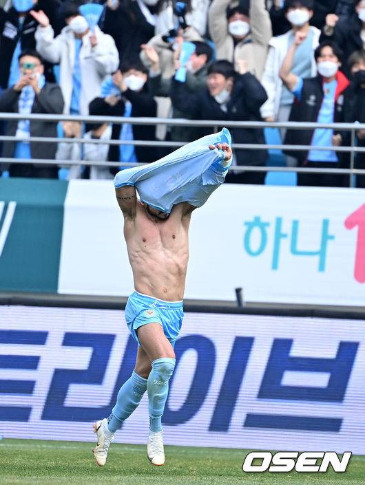 [OSEN=대구, 지형준 기자]전반 대구 세징야가 동점골을 성공시키며 상의 유니폼을 탈의하며 세리머니를 펼치고 있다. 2021.12.11 /jpnews@osen.co.kr
