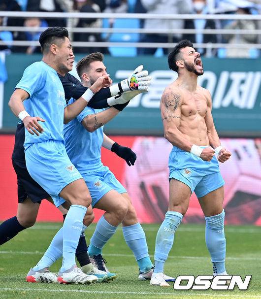 [OSEN=대구, 지형준 기자]전반 대구 세징야가 동점골을 성공시키며 동료선수들과 기뻐하고 있다. 2021.12.11 /jpnews@osen.co.kr