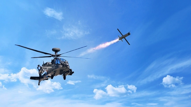 미 육군도 지난 3월 AH-64E 아파치 가디언 공격헬기에 스파이크 NLOS를 장착하고 시험사격을 진행한 바 있다./사진=이스라엘 라파엘사