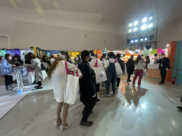지난 10일 서울 동대문디자인플라자(DDP)에서 열린 '2021 올리브영 어워즈&페스타' 방문객들이 행사에 참여하기 위해 줄을 서있다. /사진= 신미진 기자