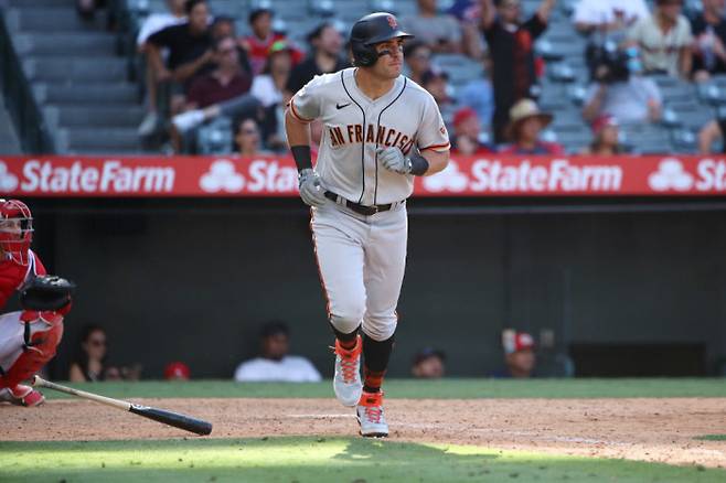 샌프란시스코 마이크 터크먼이 지난 6월24일 에인절스전에서 스리런 홈런을 때리고 타구를 쳐다보고 있다. | 게티이미지 코리아