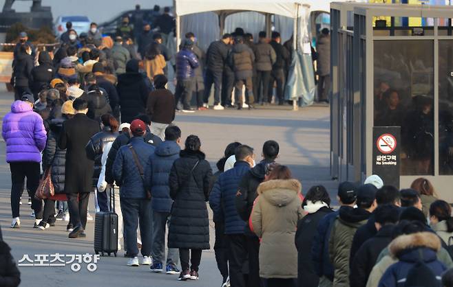 코로나 19 확진자가 급격히 늘어나는 상황에서 일요일인 12일 오전 서울역 선별진료소에 시민들이 검사를 받기위해 길게 줄을 서있다. 우철훈 선임기자