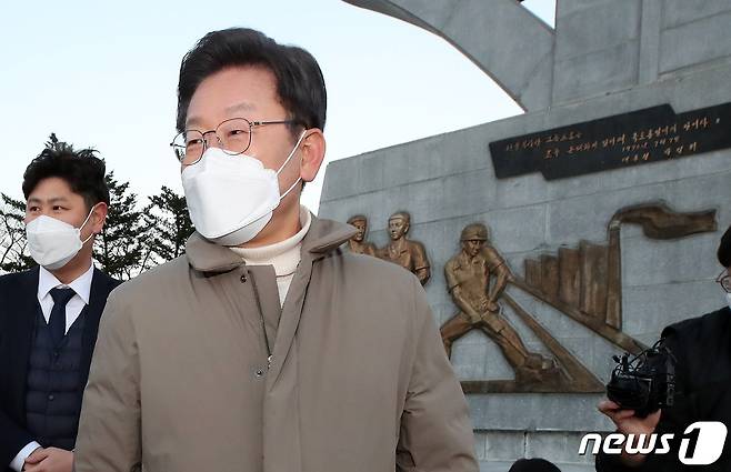 매타버스(매주 타는 민생버스) 다섯번째 행선지로 고향인 대구·경북(TK)을 찾은 이재명 더불어민주당 대선 후보가 12일 오후 경북 김천시 추풍령휴게소를 방문해 경부고속도로 기념탑을 살펴본 후 이동하고 있다./뉴스1 © News1 오대일 기자