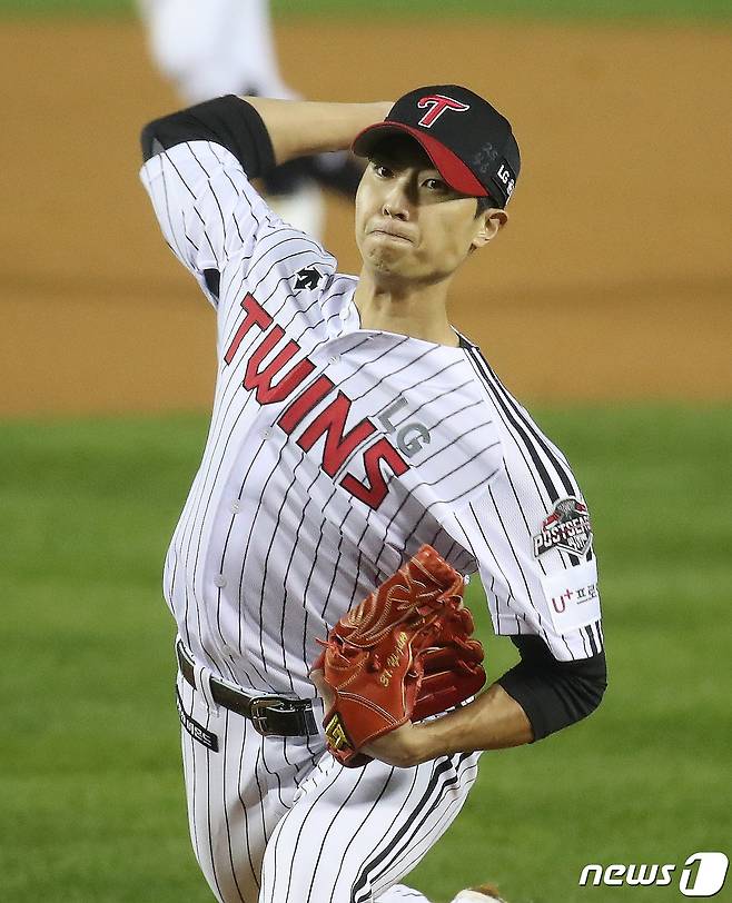 4일 오후 서울 송파구 잠실야구장에서 열린 프로야구 '2021 신한은행 SOL KBO 포스트시즌‘ 준플레이오프 1차전 두산 베어스와 LG 트윈스의 경기에서 LG 이정용이 역투하고 있다. 2021.11.4/뉴스1 © News1 임세영 기자