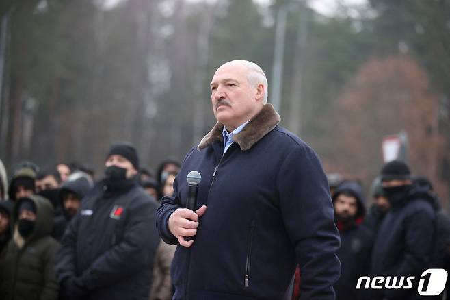 26일(현지시간) 알렉산드르 루카셴코 벨라루스 대통령이 벨라루스-폴란드 국경에 위치한 난민 캠프에서 발언하고 있다. 2021.11.26 © AFP=뉴스1