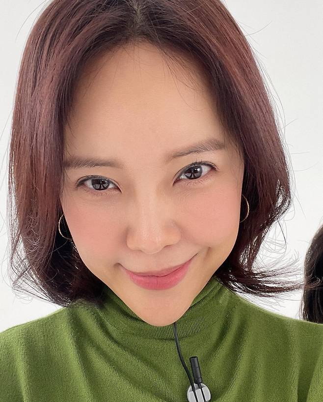 Singer Baek Ji-young steps out to unravel Agnaldo Timóteos MisunderstoodBaek Ji-young posted a picture on his 13th day of his instagram saying, I did a direct C-wave.Inside the picture is a picture of Baek Ji-young, who boasts a C-wave hairstyle.Baek Ji-young, who is proud of his distinctive features and sleek V-line while shooting a selfie, is proud of his alluringness by staring at the camera with his eyes.In particular, Baek Ji-young, who has ruined his hairstyle while demonstrating hairstyle products in the past, laughed, adding, I have definitely solved the Missunderstood of Agnaldo Timóteo.Meanwhile, Baek Ji-young married actor Jung Suk Won, who is 9 years younger than her in 2013, and has a daughter.