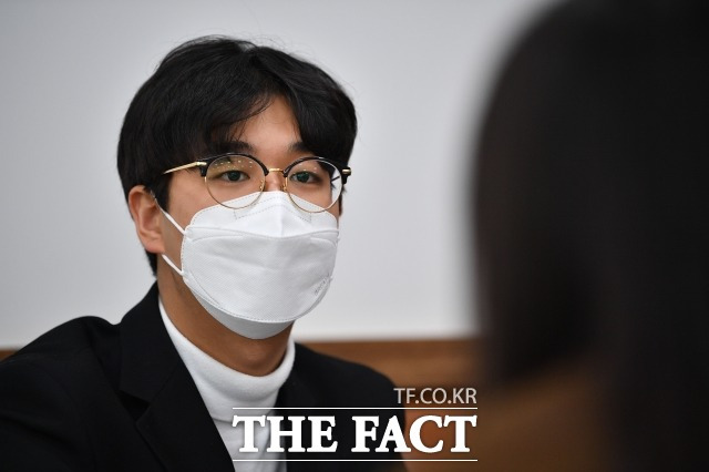 정인 군은 이 후보가 "본인이 옳다고 생각하면 나아가는 추진력과 행정력이 장점이다. 시원한 정치인의 모습에 반하게 되는 것"이라며 이 후보의 경기도지사 시절인 지난해 하천·계곡 불법행위 근절을 위해 경기도 양평군에서 불법 시설물을 철거했던 사례를 꼽았다. 한편 그는 이 후보의 단점으로 '청년 세대와의 소통 부족'을 꼽았다. /남윤호 기자