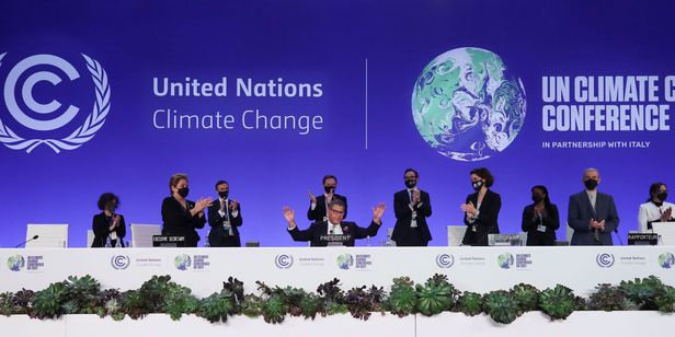 지난 11월 13일 세계 약 200개국은 영국 글래스고에서 막을 내린 제26차 유엔기후변화협약 당사국총회(COP26)에서 석탄발전 단계적 감축 등을 포함해 기후위기를 막기 위한 대책인 '글래스고 기후 조약'에 합의했다. 로이터/연합뉴스 제공