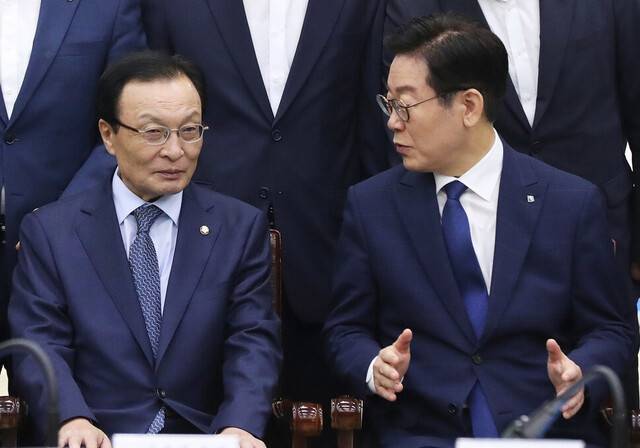 이해찬 전 더불어민주당 대표(왼쪽)와 이재명 당시 경기지사가 2018년 9월 경기도 수원시 경기도청에서 열린 \