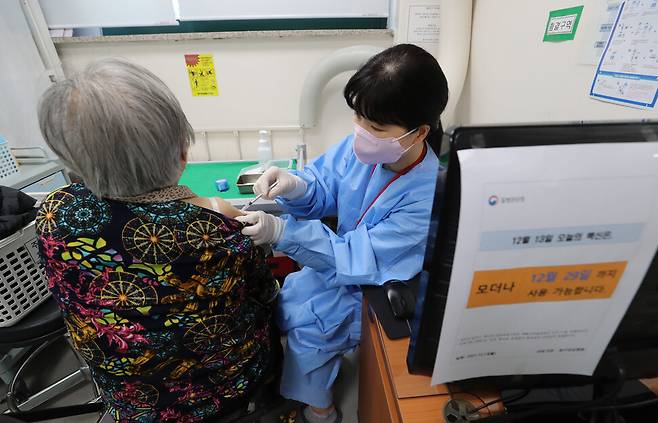 13일&nbsp;오전&nbsp;서울&nbsp;은평구&nbsp;갈현동&nbsp;청구성심병원에서&nbsp;70대&nbsp;어르신이&nbsp;코로나19&nbsp;백신&nbsp;추가접종&nbsp;주사를&nbsp;맞고&nbsp;있다.&nbsp;신소영&nbsp;기자&nbsp;viator@hani.co.kr