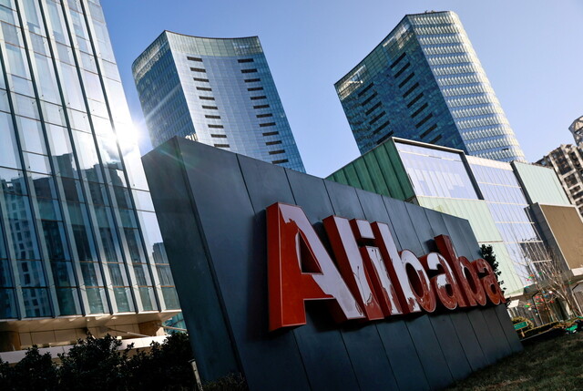 중국 최대 전자상거래 업체인 알리바바의 베이징 사옥 앞에 회사 로고가 설치돼 있다. 베이징/로이터 연합뉴스