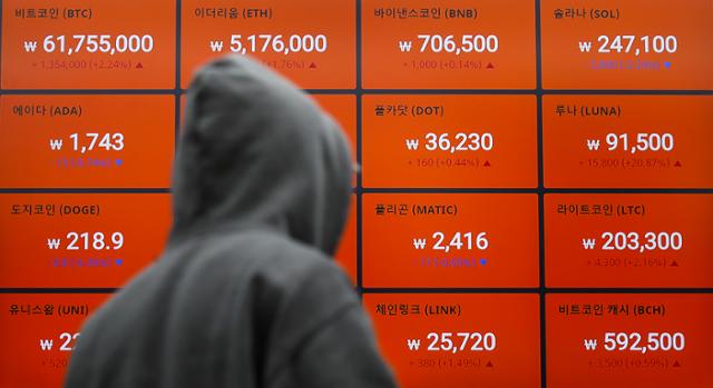 5일 서울 강남구 빗썸 고객지원센터 전광판에 암호화폐 가격이 표시돼 있다. 뉴시스