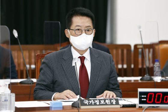 박지원 국가정보원장이 지난달 25일 서울 여의도 국회에서 열린 정보위원회 전체회의에 출석해 있다. 임현동 기자