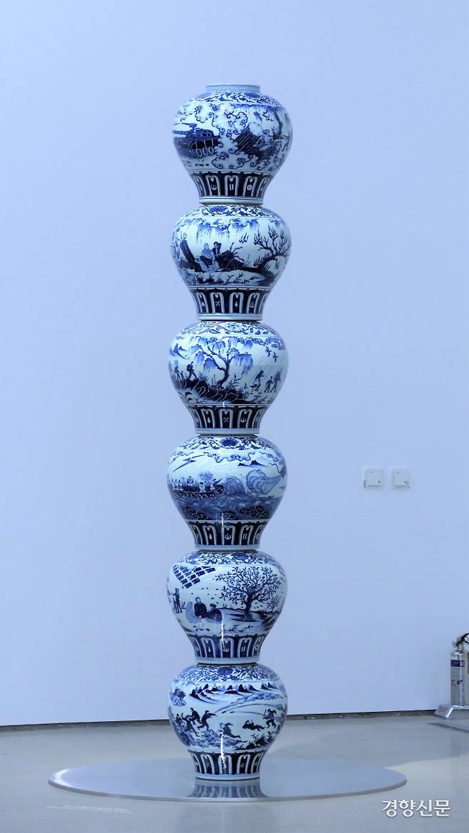 아이웨이웨이의 ‘난민 모티프의 도자기 기둥’. 난민들의 피란길을 묘사했다. 김종목 기자