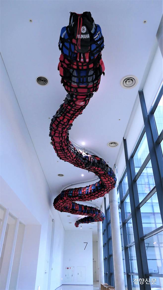 난민들 구명조끼로 만든 ‘구명조끼 뱀’. 김종목 기자