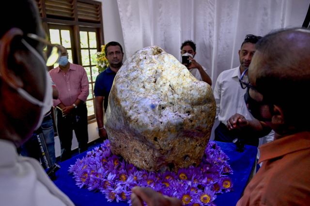 스리랑카에서 발견된 세계에서 가장 큰 블루 사파이어. 로이터 연합뉴스