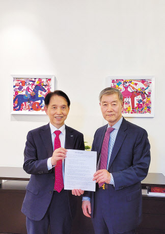 이광형(왼쪽) KAIST 총장과 배희남 회장이 뉴욕 캠퍼스 설립 양해각서 서명식을 마치고 기념촬영을 하고 있다. [KAIST 제공]