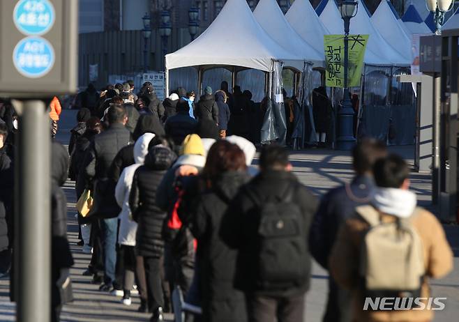 [서울=뉴시스] 조수정 기자 = 0시 기준 코로나19 신규확진자 수가 5817명으로 집계된 13일 오전 서울 중구 서울역광장 코로나19 임시선별검사소에서 시민들이 검사를 받기 위해 줄서 기다리고 있다. 2021.12.13. chocrystal@newsis.com