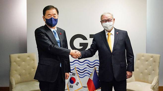 정의용 외교장관(왼쪽)과 테오도로 록신 주니어 필리핀 외교장관